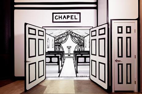 Une chapelle entièrement construite en noir et blanc façon Comics