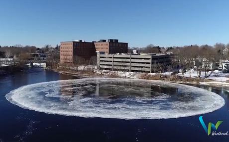 Un immense disque de glace dans une rivière aux Etats-Unis