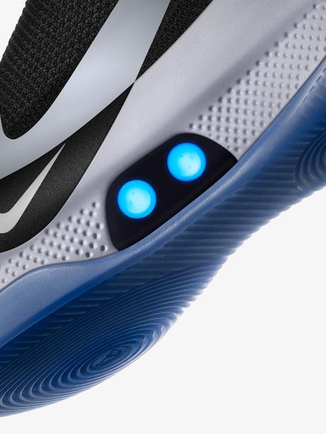 Nike Basketball dévoile sa première paire auto-laçante : la Nike ADAPT BB