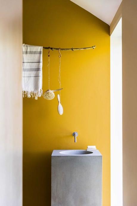 déco couleur jaune moutarde gris béton salle de bain blog déco clem around the corner