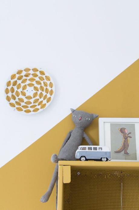 Déco couleur jaune moutarde : tout ce qu’il faut savoir déco couleur jaune moutarde décoration chat gris rangement chambre enfant blog déco clem around the corner