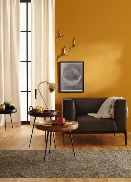 déco couleur jaune moutarde peinture mur salon canapé fauteuil bois table blog déco clem around the corner