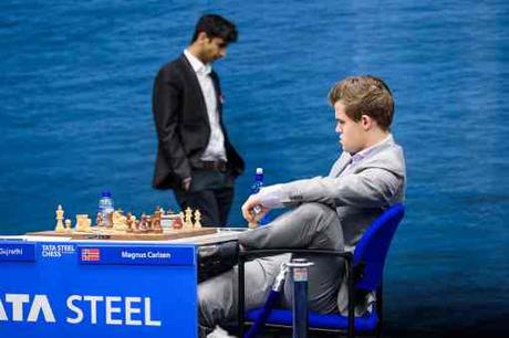 Pour sa première partie contre le champion du monde Magnus Carlsen, le jeune grand maître d'échecs néerlandais Jorden Van Foreest (18 ans, 2612 Elo) lui a rejoué la ligne de la Sveshnikov de Fabiano Caruana - Photo © site officiel 