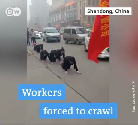 Chine : à quatre pattes dans la rue