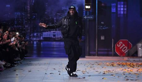 Virgil Abloh aperçu avec des Off White Bapesta pendant le défile Louis Vuitton Virgil Abloh aperçu avec des Off White Bapesta pendant le défile Louis Vuitton