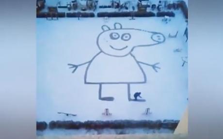 Il dessine un Peppa Pig géant dans la neige pour sa fille