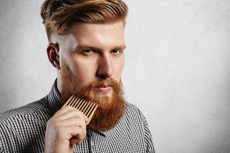 Pour entretenir votre barbe : utilisez quotidiennement un peigne à barbe