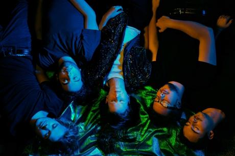 Chill du soir avec pâle regard Chill du soir avec pâle regard