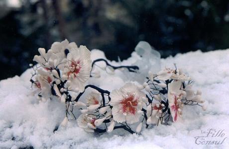 Couronne de fleurs sur la neige pour une belle mariee
