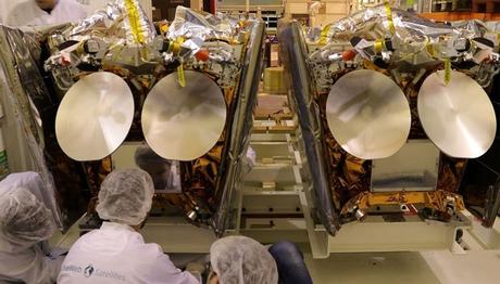 OneWeb Satellites a transféré les premiers satellites de la constellation OneWeb vers leur site de lancement