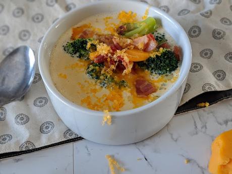 Soupe au Cheddar Brocoli et Bacon (Elle est cétogène en prime) Soupe au Cheddar Brocoli et Bacon (Elle est cétogène en prime)