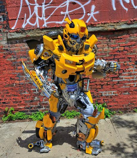 Il fabrique des Transformers avec des objets provenant de poubelles