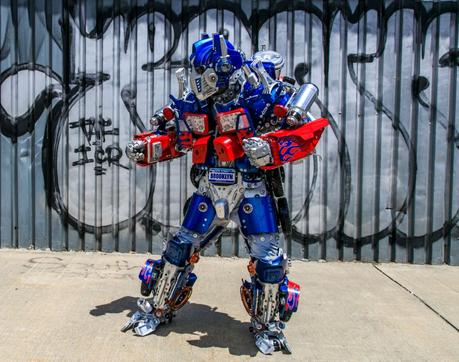 Il fabrique des Transformers avec des objets provenant de poubelles