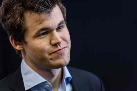 Le champion du monde d'ĂŠchecs norvĂŠgien Magnus Carlsen (2835) est seul en tĂŞte avec 7 points sur 10 et 3 rondes Ă  jouer