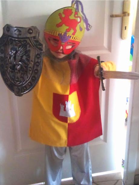 Fabriquer un déguisement de chevalier du Moyen-âge pour enfant, tuto, vidéo Fabriquer un déguisement de chevalier du Moyen-âge pour enfant, tuto, vidéo