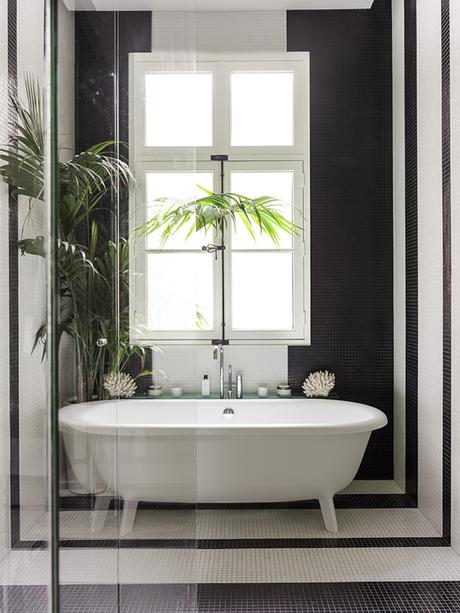 salle de bain noire blanche baignoire pied-à-terre parisien - blog déco - Clem Around The Corner