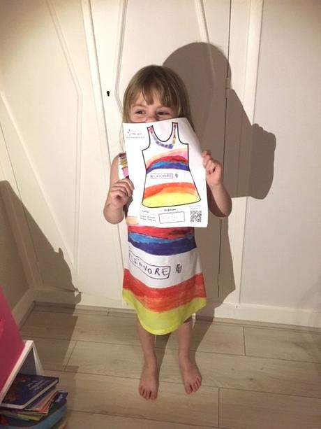 Un dessin, une robe, une fillette ravie ! Un dessin, une robe, une fillette ravie !