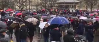 Gilets jaunes, foulard rouges, cravate noire…