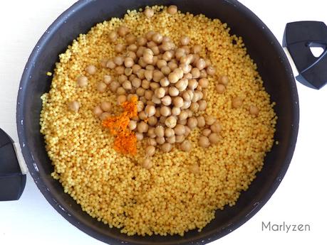 Réchauffez les pâtes perles avec les pois chiches, le zeste et jus d'orange.