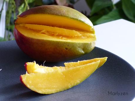 Coupez la mangue en morceaux. Coupez la mangue en morceaux.
