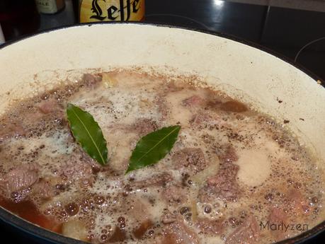 Recouvrez de bière et assaisonnez.