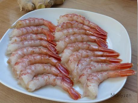 Décortiquez et déveinez les crevettes. Décortiquez et déveinez les crevettes.