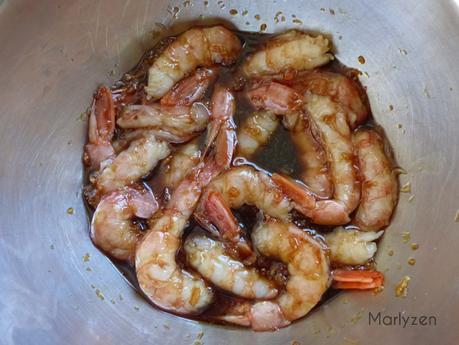 Faites mariner les crevettes. Faites mariner les crevettes.