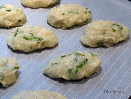 Formez des quenelles de chou-fleur. Formez des quenelles de chou-fleur.