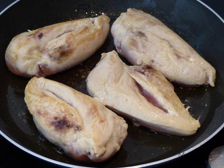 Saisissez les filets de poulet à la poêle.