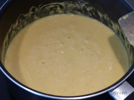 Ajoutez les épices et les liquides. Ajoutez les épices et les liquides.