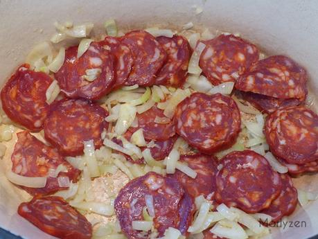 Faites revenir ail et oignon puis les rondelles de chorizo. Faites revenir ail et oignon puis les rondelles de chorizo.