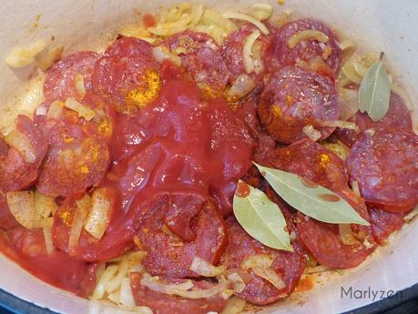 Ajoutez la sauce tomate, les épices et le laurier.