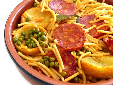 Fideos au chorizo, petits pois et artichauts Fideos au chorizo, petits pois et artichauts