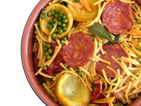 Fideos au chorizo, petits pois et artichauts Fideos au chorizo, petits pois et artichauts