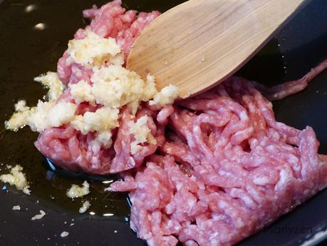 Faites revenir le porc haché et l'ail pressé.