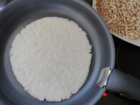 Cuisson des pains plats à la farine de noix de coco. Cuisson des pains plats à la farine de noix de coco.