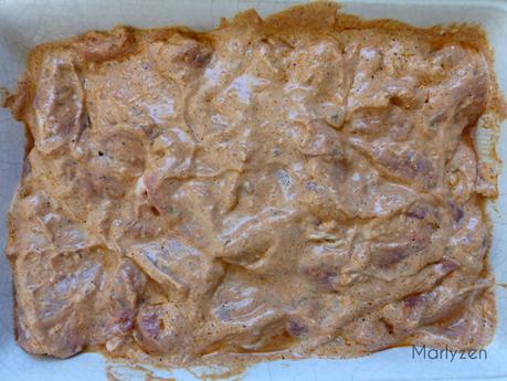 Viande marinée dans du yaourt, épices, etc. Viande marinée dans du yaourt, épices, etc.