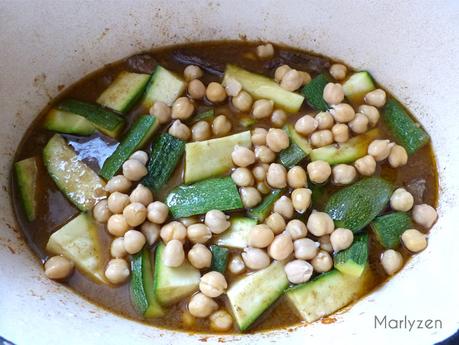 Ajoutez les pois chiches égouttées. Ajoutez les pois chiches égouttées.