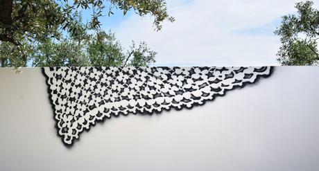 Elle recouvre de broderies les murs des villes Elle recouvre de broderies les murs des villes