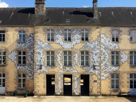 Elle recouvre de broderies les murs des villes Elle recouvre de broderies les murs des villes