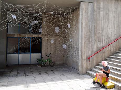 Elle recouvre de broderies les murs des villes Elle recouvre de broderies les murs des villes