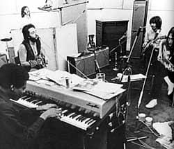 4 Beatles Sur un Toit Brûlant