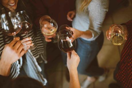 7 trucs à savoir sur le vin pour se la péter grave à un dîner entre amis
