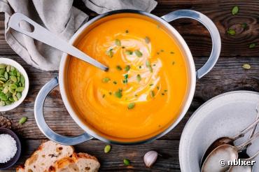 Recette bio : Velouté de carotte bio à la coco, curcuma et graines de courge