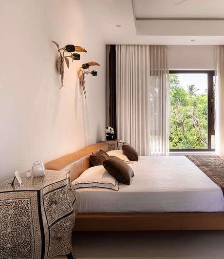 villa tropicale chambre lit en cuir jungle - blog déco - clem around the corner