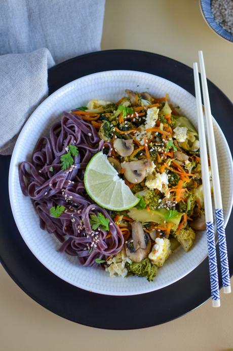 Wok de légumes d’hiver et nouilles de riz noir à l’asiatique (IG bas)