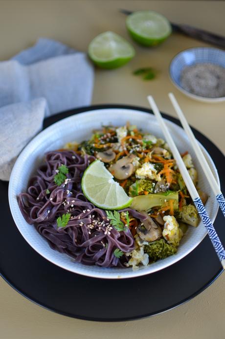Wok de légumes d’hiver et nouilles de riz noir à l’asiatique (IG bas)