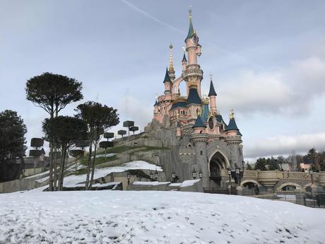 Carte postale de Disneyland sous la neige