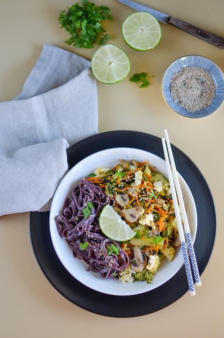 Wok de légumes d’hiver et nouilles de riz noir à l’asiatique