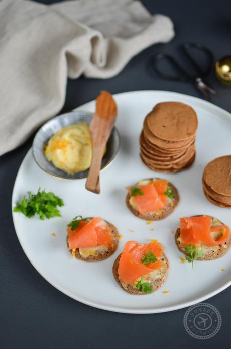 Blinis express à la farine de châtaigne, beurre à l’orange et truite fumée